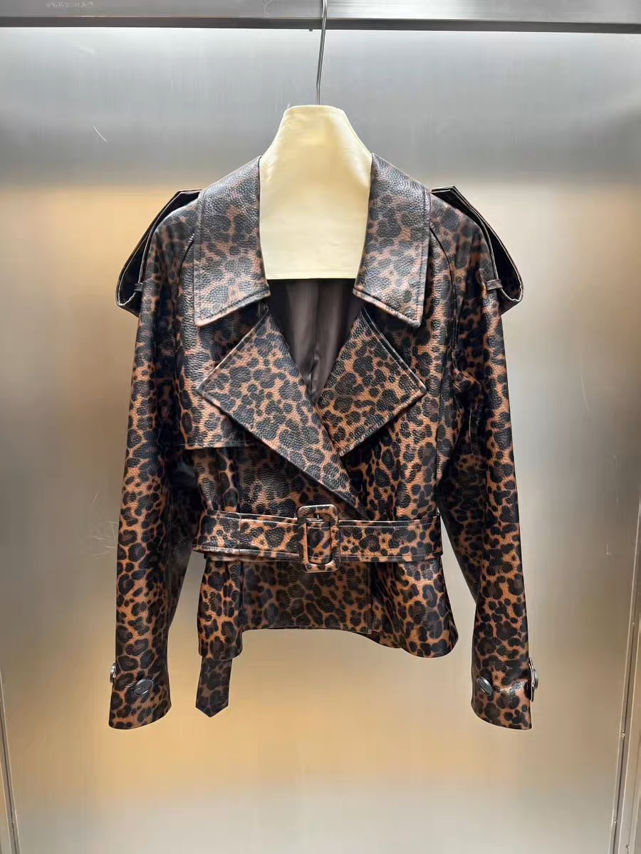 Street Fashion Winter 2025 - เสื้อแจ็คเก็ตหนังแกะแท้ลายเสือดาว แฟชั่น 2025 สไตล์หรูหราสำหรับฤดูหนาว พร้อมเข็มขัดผูกเอว แบบสั้นสำหรับผู้หญิง