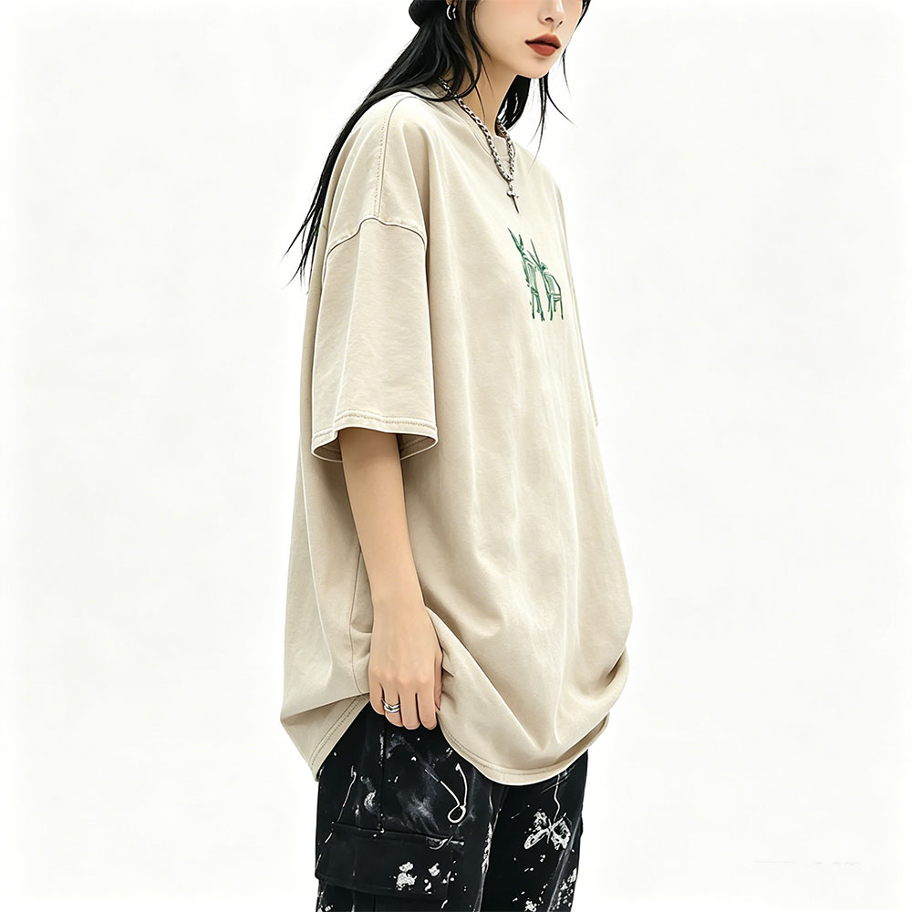 Foto Street Fashion - เสื้อยืดแร็ปเปอร์ Bad Bunny ลายวินเทจแบบซักแล้ว Debi Tirar