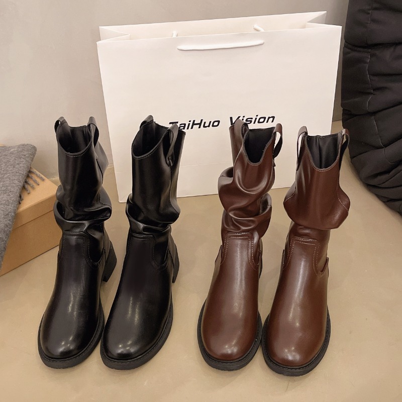 Street Fashion Winter 2025 - รองเท้าบูทข้อเท้าส้นเตี้ยทรงหลวมสไตล์ใหม่สำหรับฤดูหนาว รองเท้าบูทผู้หญิงแฟชั่นความยาวกลางน่อง สีพื้นเรียบง่าย สไตล์ลำลอง แฟชั่นปี 2025