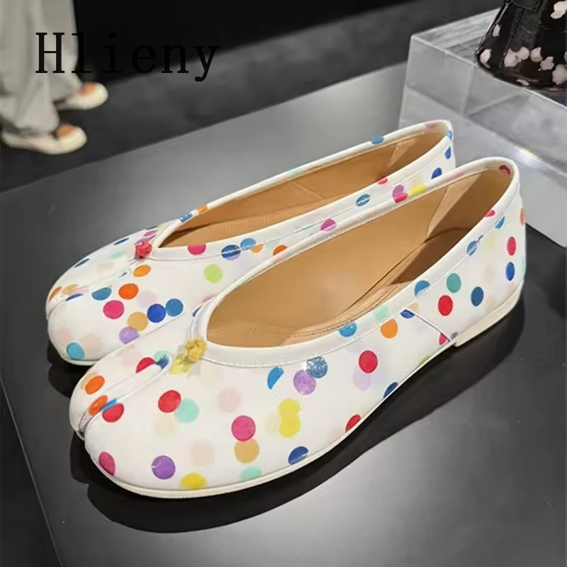 Street Fashion Walking - รองเท้าบัลเล่ต์ผู้หญิงลายจุดสีสันสดใสแบบแยกนิ้วเท้า ยี่ห้อ Hlieny Fashion เหมาะสำหรับฤดูใบไม้ผลิและฤดูร้อน สไตล์หวานๆ