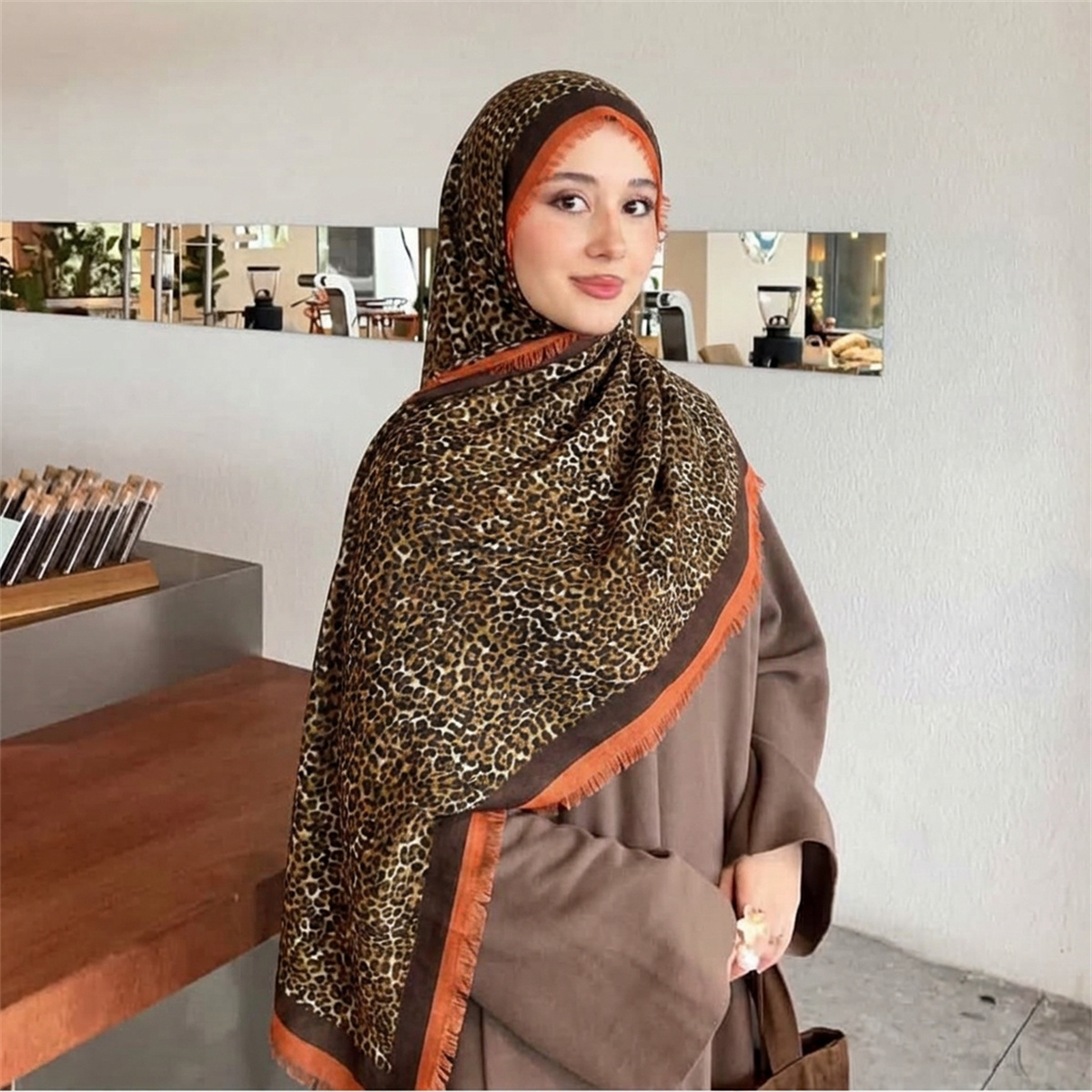 Street Fashion Hijab - ผ้าคลุมศีรษะลายเสือดาววินเทจ ผ้าพันคอเนื้อนุ่ม ระบายอากาศได้ดี ผ้าคลุมไหล่เอนกประสงค์สำหรับผู้หญิง เหมาะสำหรับใส่ทำงาน เดินเล่น